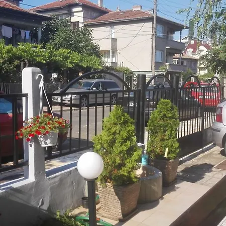 Stoyanovi Guest house 3*